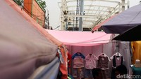 Menurut keterangan pedagang mereka tak mendapatkan informasi terkait lapaknya yang akan dibangun skybridge. Para petugas proyek langsung memagar lapaknya pada malam hari.