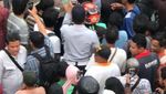 Detik-detik Agustinus Turun dari Baliho Usai Dibujuk Jimly