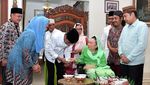 Membandingkan Momen Cium Tangan Jokowi dan Prabowo