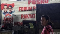 Saat ini mereka menunggu janji dari Pemprov DKI Jakarta tentang pembuatan shelter pengganti rumah mereka yang terbakar dan tinggal ditempat seperti ini.