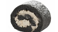Naomi Kitchen tawarkan swiss roll dengan kombinasi bubuk arang dan wijen hitam dalam gulungan black sesame swiss roll. Harganya Rp.70.000 untuk ukuran 15 cm. Foto: Istimewa