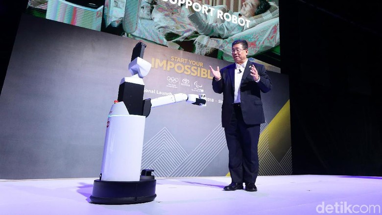 Susumu Matsuda dan robot medis Toyota (Foto: Toyota) Susumu Matsuda dan robot medis Toyota (Foto: Toyota)