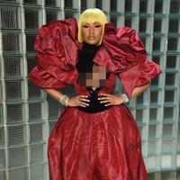 Kendati begitu, aura seksi khas Nicki tetap terpancar berkat belahan dada rendah gaun tersebut. Potongan rambut bob dengan warnanya yang pirang kekuningan semakin membuat penampilan perempuan 35 tahun ini mencuri perhatian.  Foto: Getty Images