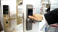 Salah satunya smart lock door.
