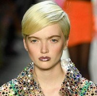 Bibir bertekstur bling-bling hadir di New York Fashion Week 2019 untuk memberikan opsi lain dari pulasan lipstik. Dalam fashion show Jeremy Scott, para modelnya tampil dengan bibir glitter. Tanpa makeup mata sekalipun, hanya dengan tampilan lipstik plus taburan glitter mampu memberikan tampilan yang stand out.  Foto: Getty Images