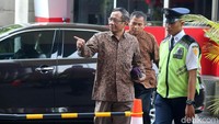 Mahfud datang dengan mengenakan kemeja batik lengan panjang. Dia juga menenteng tas kecil.