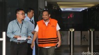 Panitera Pengganti PN Medan Helpandi memakai rompi tahanan keluar menuju mobil tahanan di Gedung KPK, Jakarta, Kamis (13/9) usai menjalani pemeriksaan lanjutan.