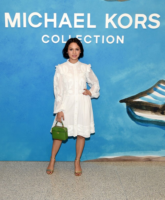 Jelang berakhirnya New York Fashion Week, penyanyi Andien menonton fashion show koleksi musim semi 2019 dari Michael Kors, Rabu (12/9/2018). Andien tampak fresh dalam balutan dress putih berdetail ruffle dan bordiran bunga di bagian lengan. Dia menenteng tas mini Michael Kors berwarna hijau. Foto: Getty Images