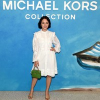 Jelang berakhirnya New York Fashion Week, penyanyi Andien menonton fashion show koleksi musim semi 2019 dari Michael Kors, Rabu (12/9/2018). Andien tampak fresh dalam balutan dress putih berdetail ruffle dan bordiran bunga di bagian lengan. Dia menenteng tas mini Michael Kors berwarna hijau. Foto: Getty Images
