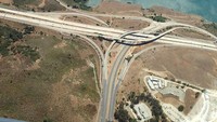 Jalan raya di kawasan Marina Coastal Expressway di Singapura ini punya harga US$ 3,4 miliar atau setara Rp 50 triliun. Pembangunan jalan raya ini dimulai pada tahun 2008, dan akhirnya selesai pada tahun 2013. MCE adalah bagian dari jaringan ekspres Singapura, jalanan ini merupakan salah satu jalan teranjang di dunia. Panjangnya sekitar 3 mil, ini adalah jalan ekspres bawah laut Singapura pertama. Istimewa/insidermonkey.com.