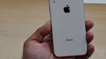 Banyaknya pilihan warnanya sedikit banyak mengingatkan pada lini iPhone 5C yang bodi belakangnya berbahan plastik. Foto: The Verge