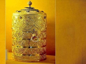 Rantang Emas Bernilai Jutaan Dolar Dipakai Makan oleh Pencurinya