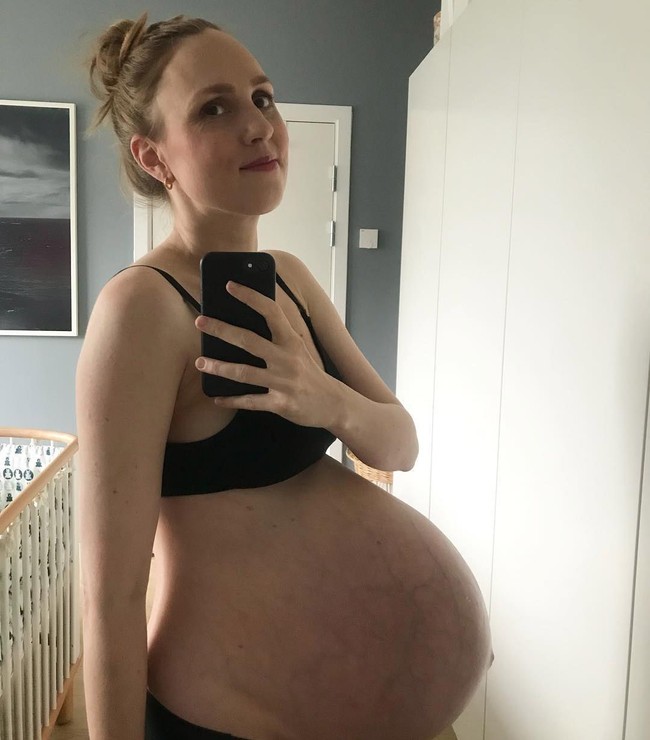 Seperti ini penampilan Maria di usia kehamilan 33 minggu. Melalui keterangan foto, dia menceritakan ketiga bayinya menendang begitu keras dan aktif bergerak sepanjang hari. Saat tidur, dia harus mengangkat tubuhnya dengan tangannya ketika ingin berpindah posisi. Foto: Instagram @triplets_of_copenhagen