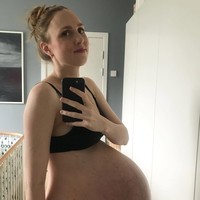 Seperti ini penampilan Maria di usia kehamilan 33 minggu. Melalui keterangan foto, dia menceritakan ketiga bayinya menendang begitu keras dan aktif bergerak sepanjang hari. Saat tidur, dia harus mengangkat tubuhnya dengan tangannya ketika ingin berpindah posisi. Foto: Instagram @triplets_of_copenhagen