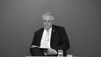 Dalam foto berlatar hitam putih ini, Morrison sedang santai sambil membaca buku. Segelas air putih siap membilas tenggorokan saat haus melanda. Foto: Istimewa