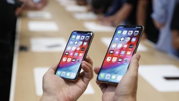 iPhone XS punya layar 5,8 inch dan iPhone XS Max punya layar 6,5 inch. Layar iPhone XS Max ini bahkan lebih besar ketimbang Galaxy Note 9 yang layarnya 6,4 inch. Foto: Reuters