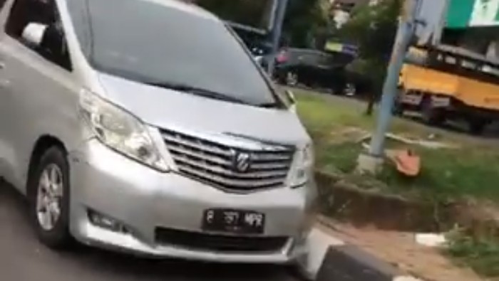 Mobil Alphard ini Sudah 2 Hari Parkir di Jalan Metro Pondok Indah