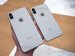 Menggenggam iPhone XS dan iPhone XS Max