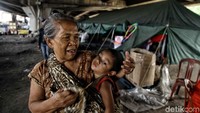 Beginilah kondisi pengungsi dan tenda pengungsian mereka yang berada dibawah kolong jembatan tol.