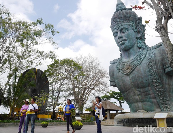 Sayap garuda ini membentang hingga 64 meter ke kanan dan ke kiri. Para pekerja yang membantu memasang patung GWK Bali ini melibatkan 1.000 pekerja.: (Kurnia/detikTravel) Sayap garuda ini membentang hingga 64 meter ke kanan dan ke kiri. Para pekerja yang membantu memasang patung GWK Bali ini melibatkan 1.000 pekerja.: (Kurnia/detikTravel)