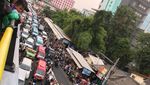Detik-detik Agustinus Turun dari Baliho Usai Dibujuk Jimly