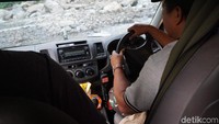 Sampai sekarang belum ada sosialisasi dari RAPI dan ORARI. Harus punya izin dan menjadi anggota dari salah satu perhimpunan. Begini penampakan radio rig di mobil 4X4 (Masaul/detikTravel)