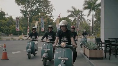 Saat Putra Sulung Jokowi Naik Vespa