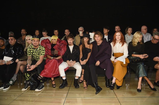 Keesokan harinya, Nicki menghadiri fashion show Marc Jacobs. Biasa berbalut busana terbuka, Nicki tampil beda dengan gaun merah oversized Marc Jacobs berpundak dramatis.  Foto: Getty Images