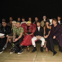 Keesokan harinya, Nicki menghadiri fashion show Marc Jacobs. Biasa berbalut busana terbuka, Nicki tampil beda dengan gaun merah oversized Marc Jacobs berpundak dramatis.  Foto: Getty Images