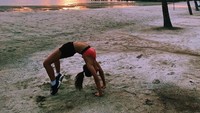 Tak lupa dengan olahraga, tubuh Ina masih sangat lentur layaknya remaja. (Foto: Instagram/@inathomas)