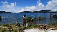 Perjalanan menembus air toska itu memakan waktu 10 menit. Akan ada dua orang yang ada di haluan dan buritan yang akan memandu traveler ke pantai pasir putih Anggi Gida (Masaul/detikTravel)
