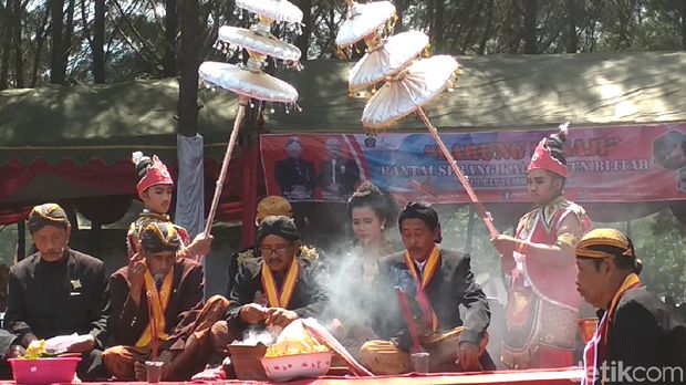 Larung Saji di Blitar Diwarnai Insiden Perahu Terhempas Ombak
