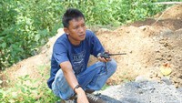 Radio handy talky (HT) masih menjadi barang yang amat penting peranannya. Akses komunikasi menggunakan radio di sini lebih baik dibandingkan ponsel (Masaul/detikTravel)
