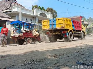 Gara-gara Truk Pasir, Jalan Desa di Kediri ini Berlubang dan Berdebu