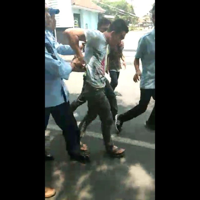 Bisikan Gaib Picu Pemuda Curi Taksi di Bandara Husein Bisikan Gaib Picu Pemuda Curi Taksi di Bandara Husein