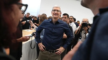 Suksesor Steve Jobs ini sangat sukses, ia berhasil mengantarkan Apple menjadi perusahaan pertama yang bernilai USD 1 triliun. Foto: Getty Images
