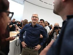 Penampakan Bos Apple Inspeksi iPhone Murah