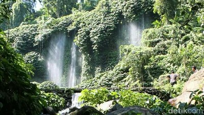 Foto: Air Terjun Cantik Bak Kelambu di Lombok