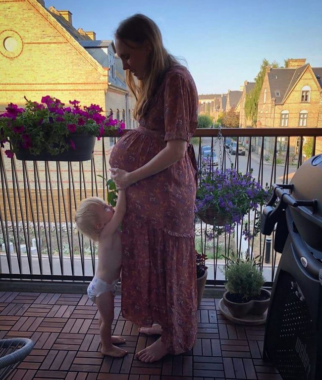 Inilah Maria Jorstad, wanita yang mendokumentasikan perjalanan kehamilannya mengandung bayi kembar tiga melalui akun Instagram @triplets_of_copenhagen. Sebelumnya, Maria dan suami, Anders, telah dikaruniai seorang anak laki-laki yang berusia dua tahun, Agustus 2018 kemarin. Foto: Instagram @triplets_of_copenhagen