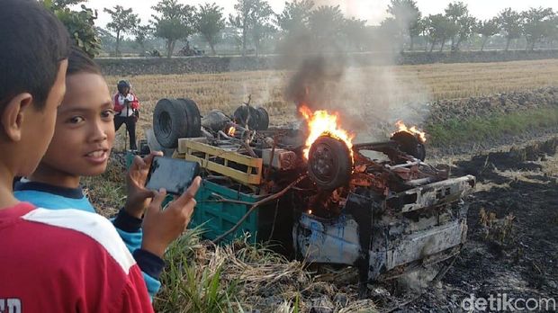 Tabrak Anak Kecil Hingga Tewas, Truk Ini Dibakar Massa