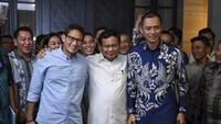 Usai jumpa pers, Prabowo sempat berpose merangkul Sandiaga dan AHY (Foto: ANTARA FOTO/Hafidz Mubarak A)