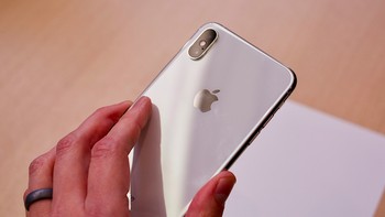 Ponsel ini dirancang tahan air, dapat berada di kedalaman air 2 meter selama setengah jam tanpa kerusakan. Foto: The Verge