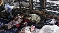 Anak-anak hidup dan tinggal di tenda pengungsian yang kondisinya seperti ini.