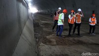 Dia menjelaskan fase dua pembangunan Jalan Tol Cilaunyi Sumedang Dawuan (Cisumdawu) sudah mencapai 55 persen. Wida menuturkan, hingga saat ini pihaknya masih menemukan kendala pembebasan lahan.
