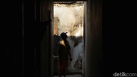 Meski sudah diminta relokasi, tetapi warga di kampung tersebut menolak dan hanya ingin dibuatkan shelter yang di berdekatan dengan Kampung Walang. 