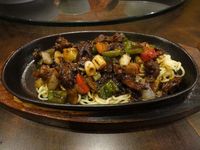 Rasakan Sensasi Hangat hingga Suapan Terakhir Mie Hot Plate di Sini!