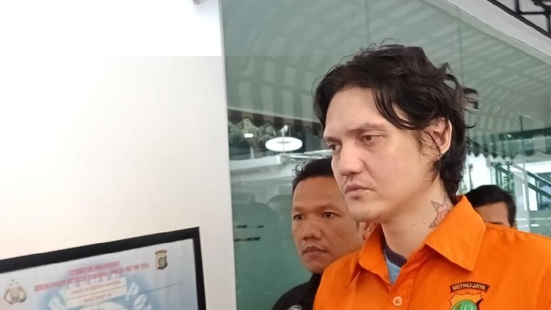 Wanita yang Bersama Ozzy Albar Saat Ditangkap Polisi Positif Sabu Wanita yang Bersama Ozzy Albar Saat Ditangkap Polisi Positif Sabu