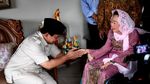 Potret Prabowo Cium Tangan Istri Gus Dur