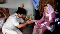 Sekitar 10 menit, Sinta kemudian menghampiri Prabowo yang sudah menunggu di ruang tamu. (Foto: ANTARA FOTO/Akbar Nugroho Gumay)