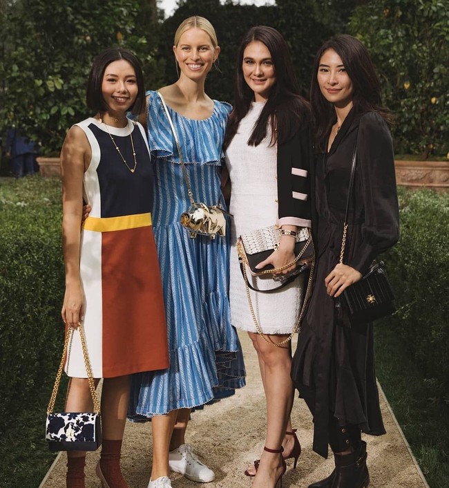 Luna Maya sempat berfoto bersama top model dunia Karolina Kurkova di sela-sela menonton fashion show Tory Burch. Dia berpose bersama dua influencer Indonesia, fashion blogger Olivia Lazuardy dan fotografrer Nicoline Patricia. Foto: Instagram